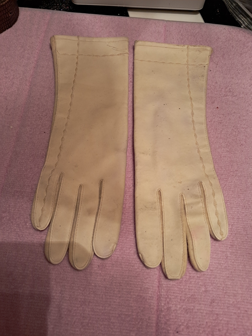 Classic Women's Cream Leather Gloves
